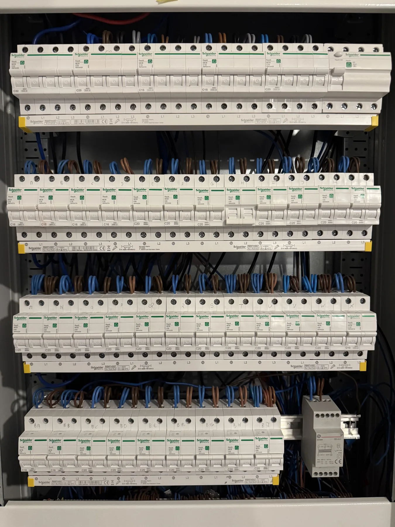 Zorgvuldig afgewerkte elektrische verdeelkast