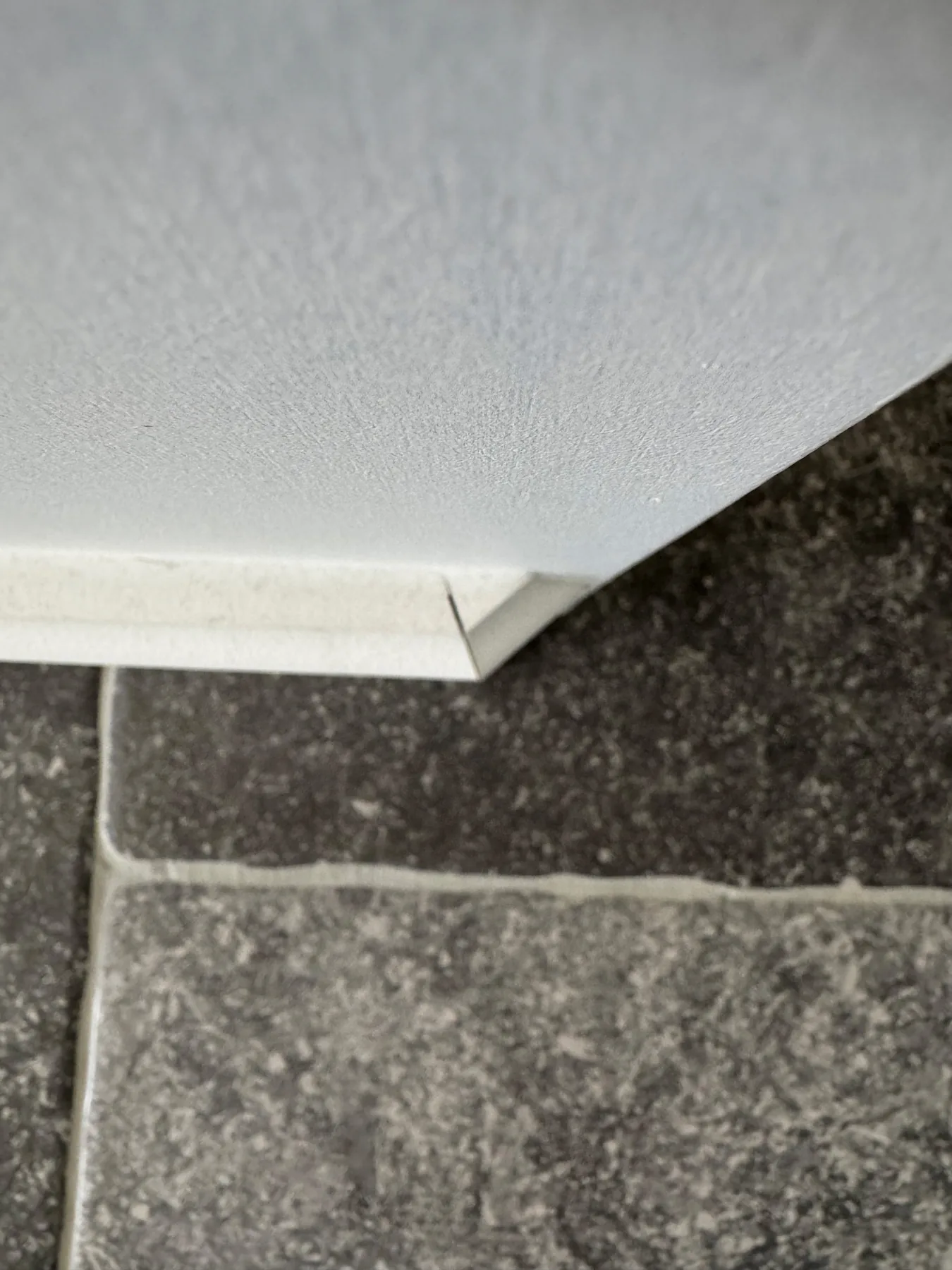 Nauwkeurige afwerking langs vloer en wand