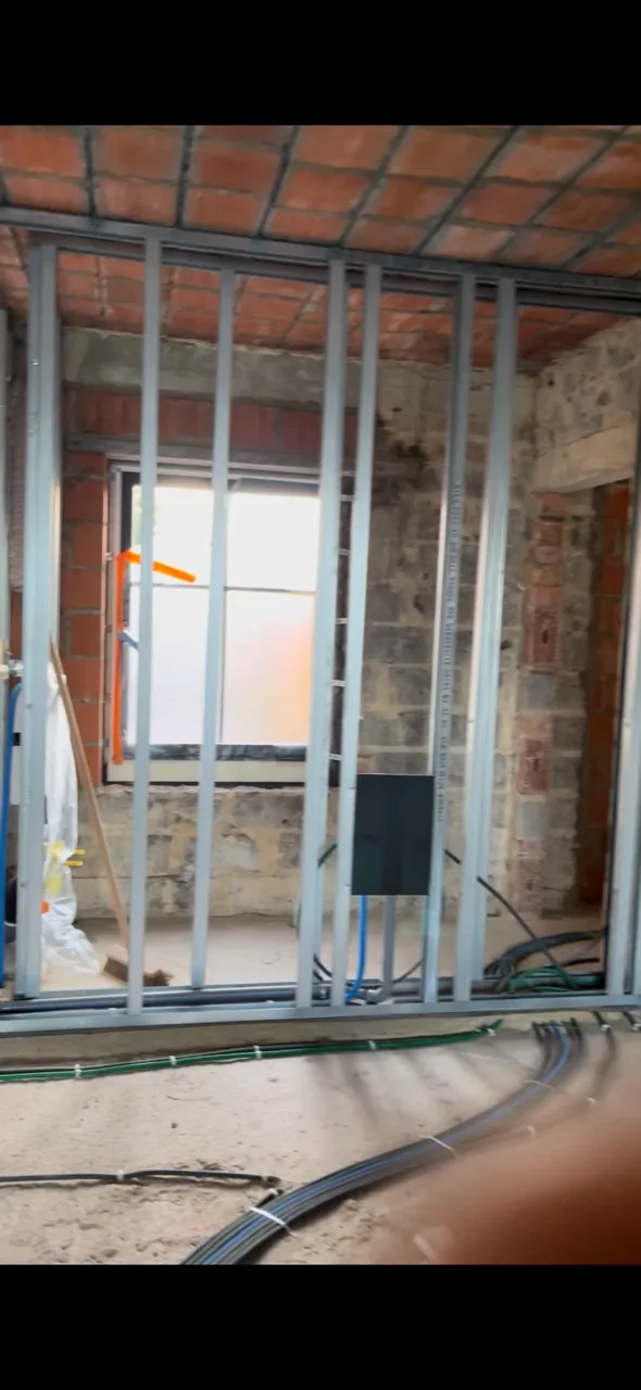 Bekabeling tijdens de renovatiewerken in Genk